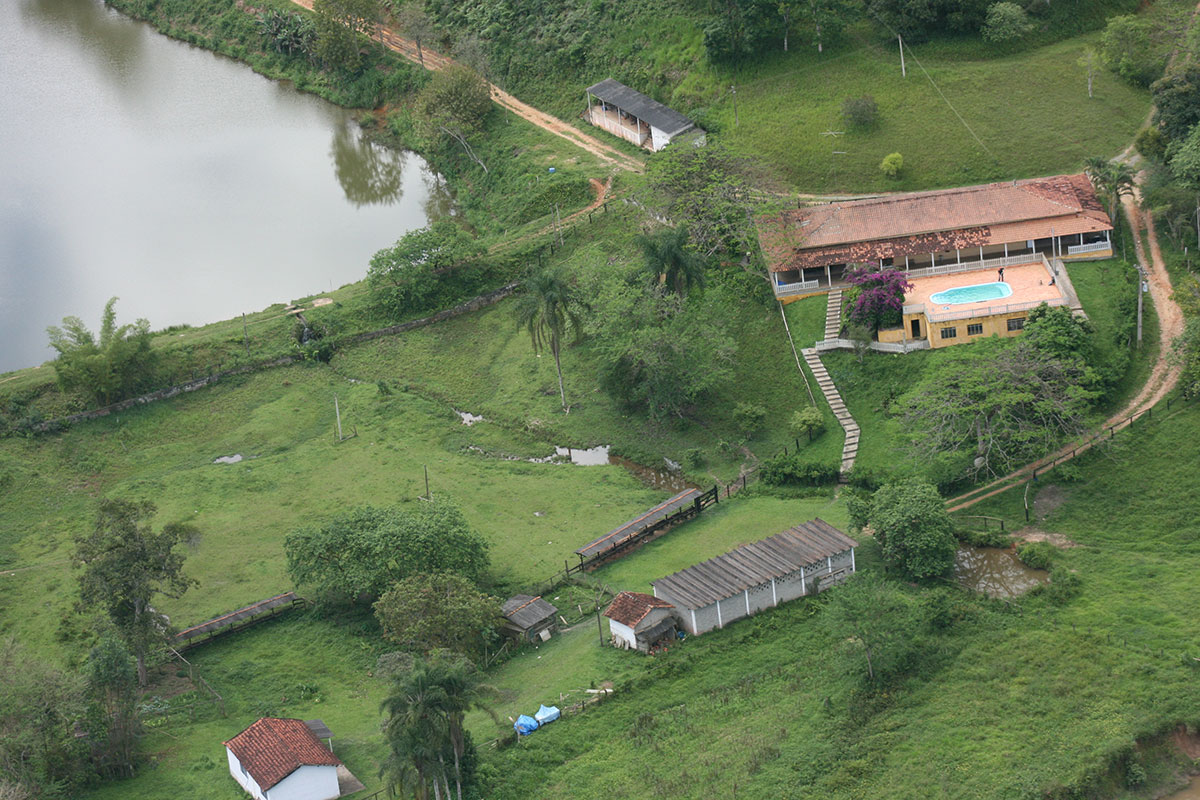 Sede da Fazenda Flamboyant em meio a exuberante Mata Atlântica e o Rio São Lourenço.